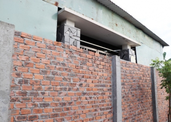  Hàng xóm xây nhà chặn cửa phụ thì phải giải quyết như thế nào?