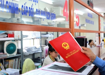 Có nên nhờ người khác đứng tên sổ đỏ?