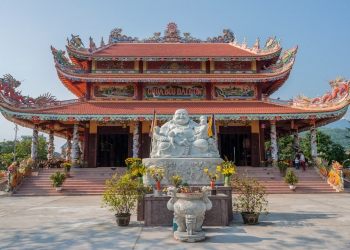 Cơ sở tôn giáo có được nhận chuyển nhượng quyền sử dụng đất từ cá nhân không?