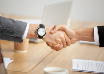 Ký hợp đồng đặt cọc với bên môi giới có rủi ro không?